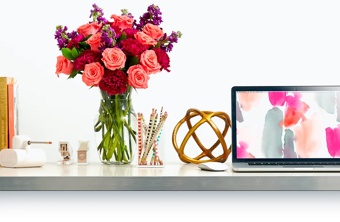 цветы в вазе на столе