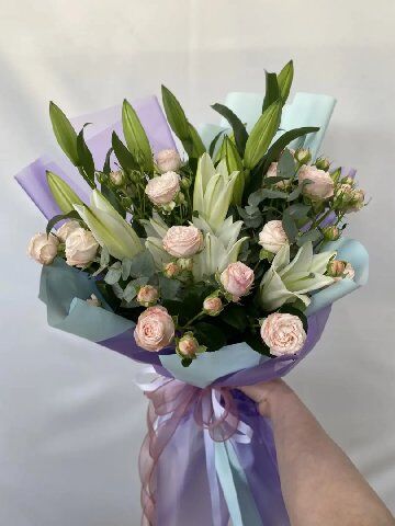 Букет из лилий с кустовой розой &laquo;Вдохновение&raquo; от интернет-магазина цветов в 