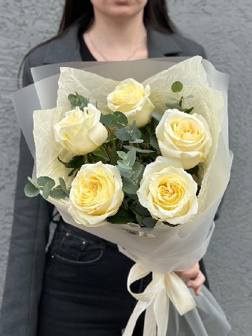 5 роз Candlelight с эвкалиптом от интернет-магазина цветов в 