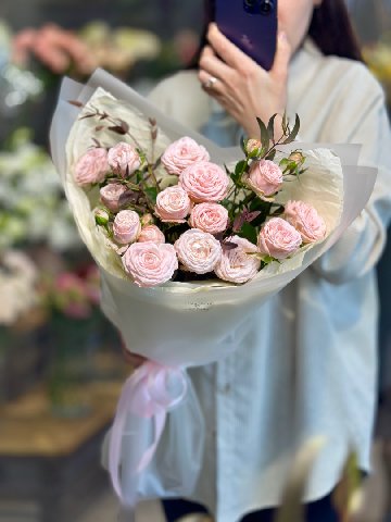 Мини-букет из 3 кустовых роз с эвкалиптом от интернет-магазина цветов в 