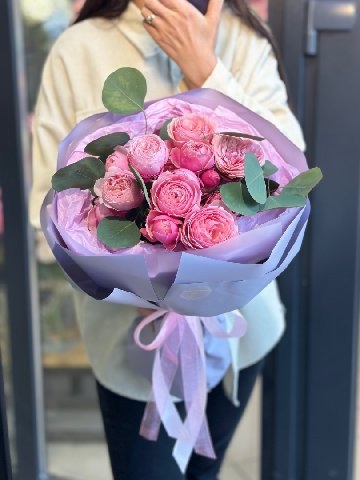 Букет из 3 кустовых роз с эвкалиптом от интернет-магазина цветов в 