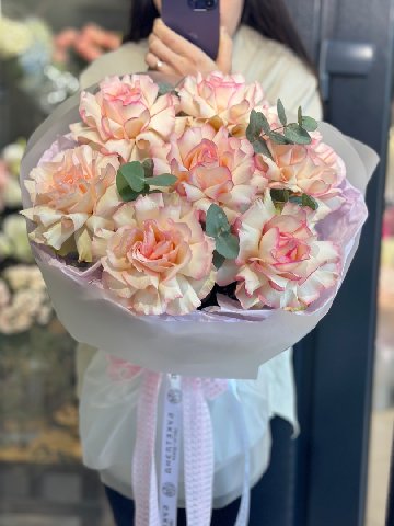 Букет из 7 французских роз от интернет-магазина цветов в 