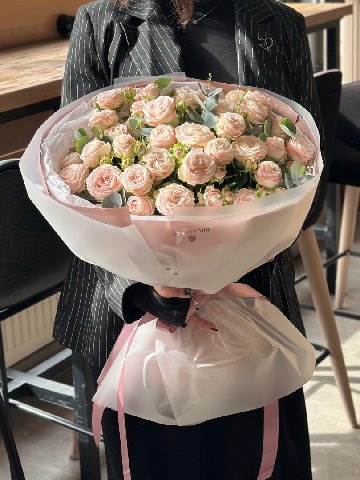 Букет из 9 кустовых роз от интернет-магазина цветов в 