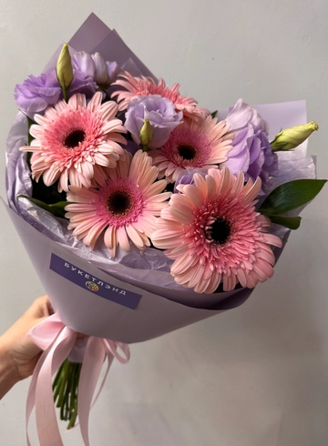 Букет с герберами и эустомой «Самоцвет» от интернет-магазина цветов в 