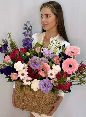 Композиция из цветов в корзине «Притяжение» от интернет-магазина цветов в 