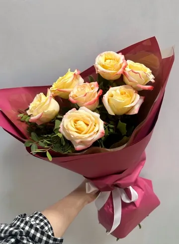 Букет из 7 роз с писташем &laquo;Между нами&raquo; от интернет-магазина цветов в 