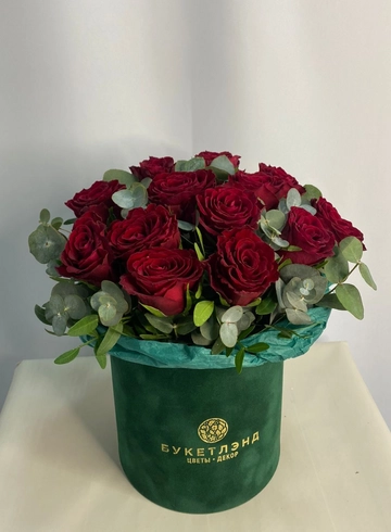 Композиция из красных роз «Люблю» от интернет-магазина цветов в 