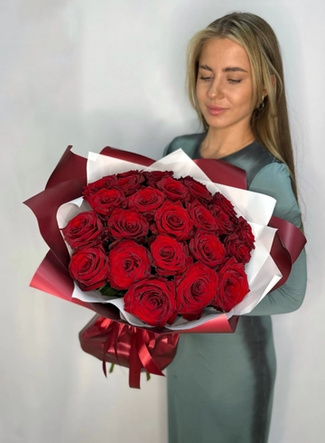 Букет из 25 красных роз «Моей королеве» от интернет-магазина цветов в 
