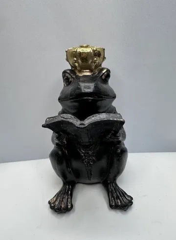 Статуэтка лягушка &laquo;Ученая королева&raquo; от интернет-магазина цветов в 