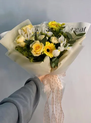 Букет с герберами и ирисами &laquo;Золотце&raquo; от интернет-магазина цветов в 