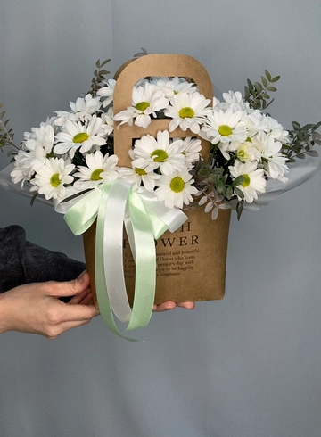 Композиция из хризантем в сумочке «Белая гармония» от интернет-магазина цветов в 