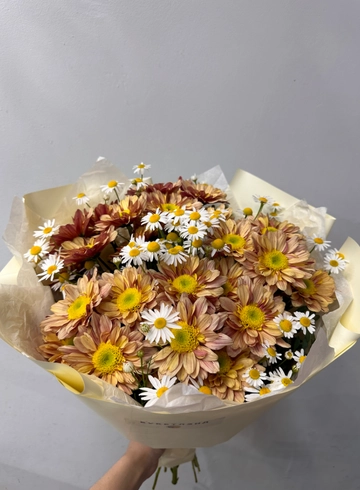Букет из 5 хризантем и танацетума &laquo;Луговая гармония&raquo; от интернет-магазина цветов в 