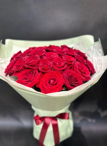 Букет из 25 красных роз «Страсть в каждом лепестке» от интернет-магазина цветов в 