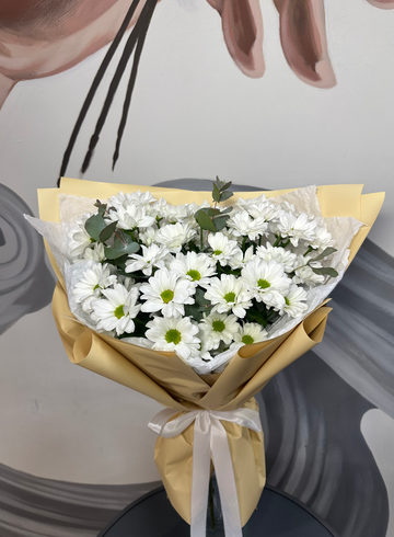 Букет из хризантем и эвкалипта «Порхание бабочки» от интернет-магазина цветов в 