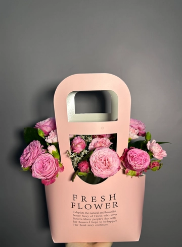 Кустовые розы в сумочке «Цветущий праздник» от интернет-магазина цветов в 