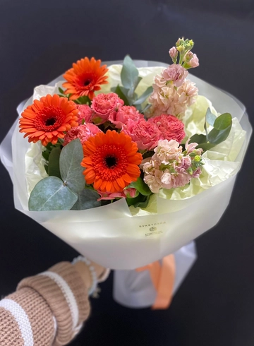 Букет с герберами и кустовой розой «Мандаринка» от интернет-магазина цветов в 