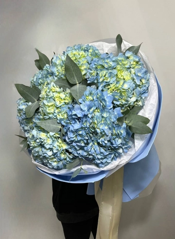 Букет из 7 гортензий с эвкалиптом «Лазурные мечты» от интернет-магазина цветов в 