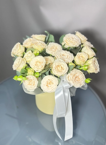 Композиция из кустовой розы и эвкалипта &laquo;Нежный поцелуй&raquo; от интернет-магазина цветов в 