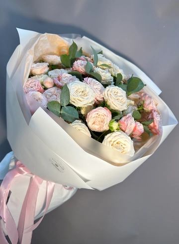 Букет из 9 веток кустовой розы и эвкалипта «Микс» от интернет-магазина цветов в 