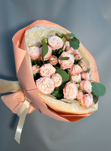 Букет из 5 кустовых роз с эвкалиптом «Для тебя» от интернет-магазина цветов в 