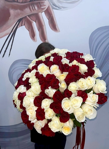 Букет из красно-белых роз «101 причина любить» от интернет-магазина цветов в 
