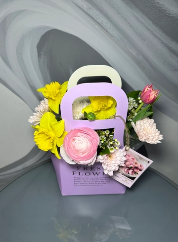 Цветы в сумочке с открыткой «Цветущая милость» от интернет-магазина цветов в 