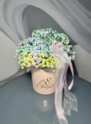 Гипсофила в шляпной коробке &laquo;С 8 Марта&raquo; от интернет-магазина цветов в 