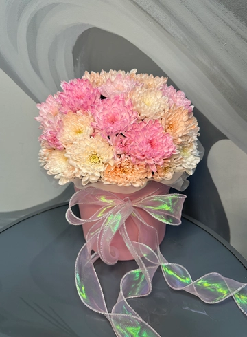 7 хризантем в шляпной коробке &laquo;Цветочные переливы&raquo; от интернет-магазина цветов в 