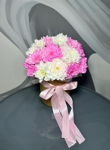 4 хризантемы в шляпной коробке &laquo;Нежность&raquo; от интернет-магазина цветов в 