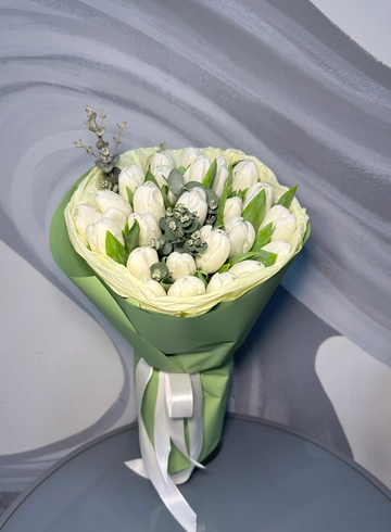 Букет из 25 тюльпанов с эвкалиптом  от интернет-магазина цветов в 