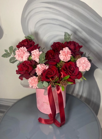 Композиция из 7 роз в шляпной коробке  от интернет-магазина цветов в 