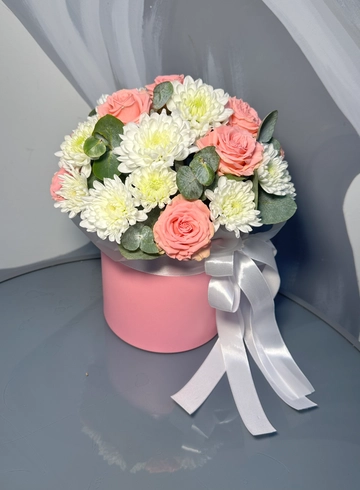 Цветы в шляпной коробке &laquo;Эвелина&raquo; от интернет-магазина цветов в 