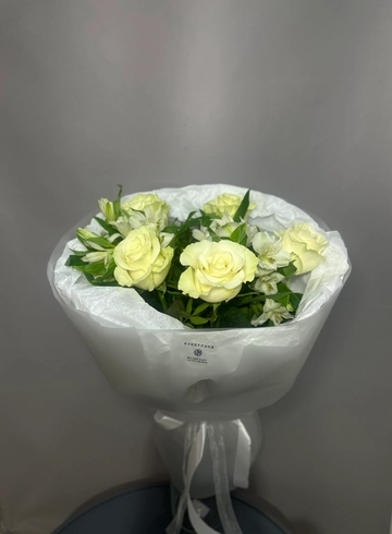 Букет из 5 белых роз с альстромерией  от интернет-магазина цветов в 