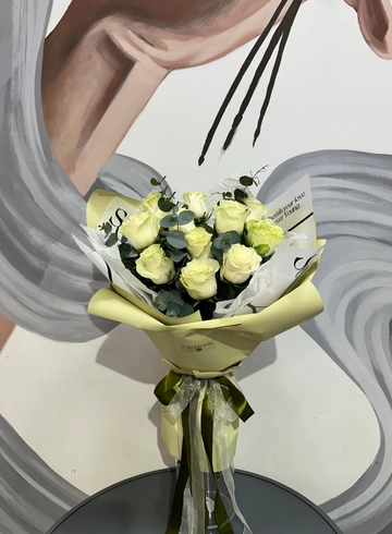 Букет из 11 белых роз с эвкалиптом «Взаимная любовь» от интернет-магазина цветов в 