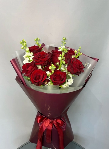 Сборный букет «Красно-белое» от интернет-магазина цветов в 