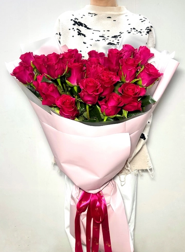 Большой букет из 25 роз «Селебрити» от интернет-магазина цветов в 