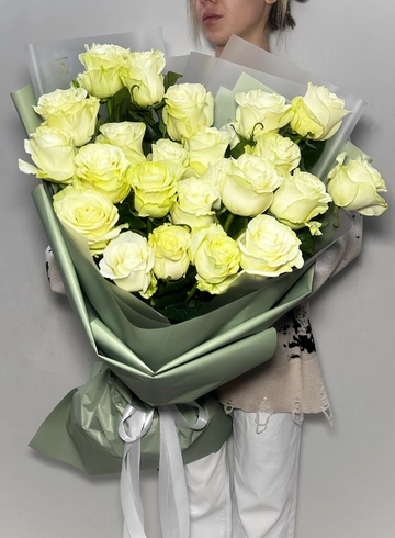 Букет из 25 белых роз «Прелесть» от интернет-магазина цветов в 