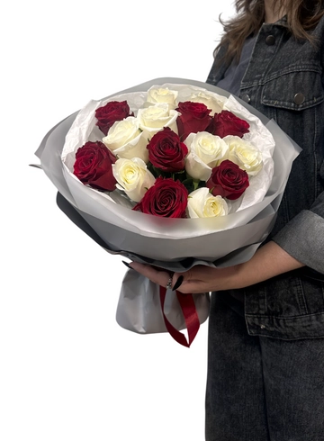 Маленький букет из 15 кенийских роз «Симфония страсти» от интернет-магазина цветов в 