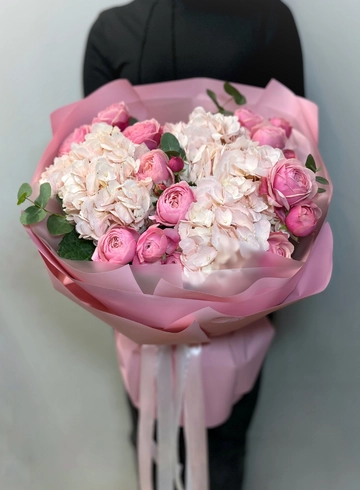 Букет из гортензий и кустовых роз «Подарок Амура» от интернет-магазина цветов в 