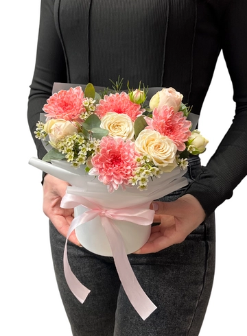 Композиция в шляпной коробке «Ласковый миг» от интернет-магазина цветов в 