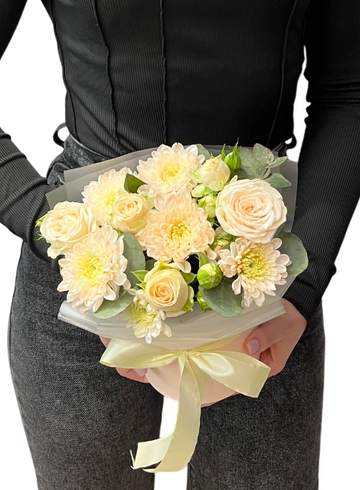 Композиция в шляпной коробке «Самой милой» от интернет-магазина цветов в 