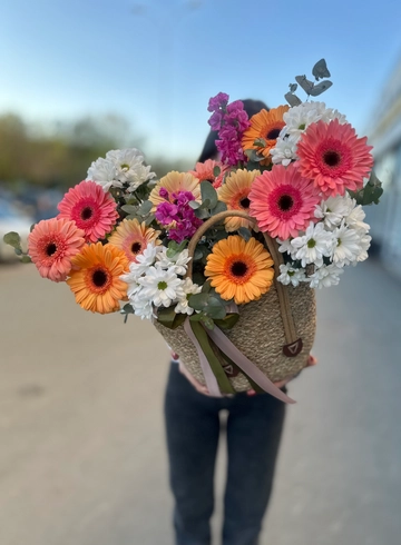 Корзина с цветами «Яркая жизнь» от интернет-магазина цветов в 