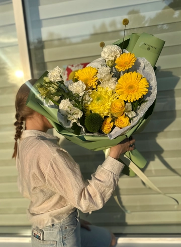 Авторский букет «Яркий сюрприз» от интернет-магазина цветов в 