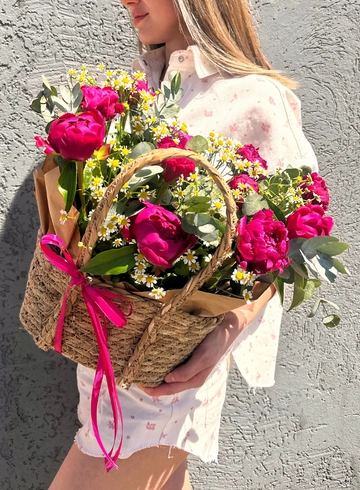 Пионы в корзине от интернет-магазина цветов в 