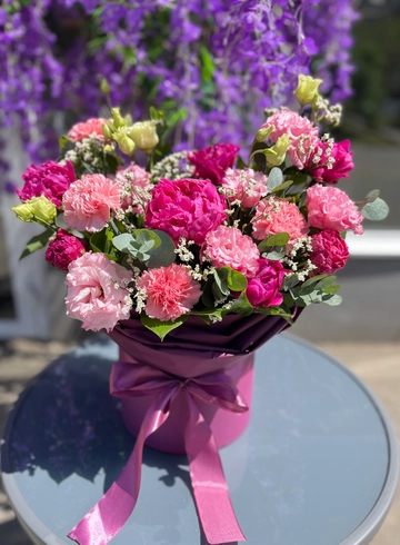 Цветы в шляпной коробке &laquo;Яркое признание в любви&raquo; от интернет-магазина цветов в 