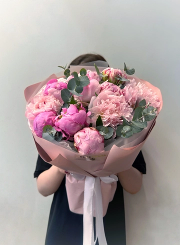 Букет из 11 пионов с эвкалиптом от интернет-магазина цветов в 