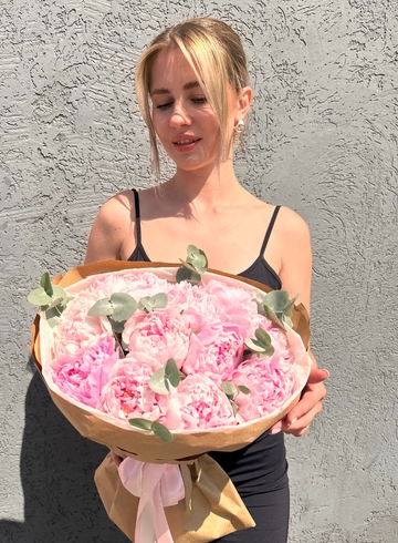 Букет из 11 пионов с эвкалиптом &laquo;Летнее настроение&raquo; от интернет-магазина цветов в 