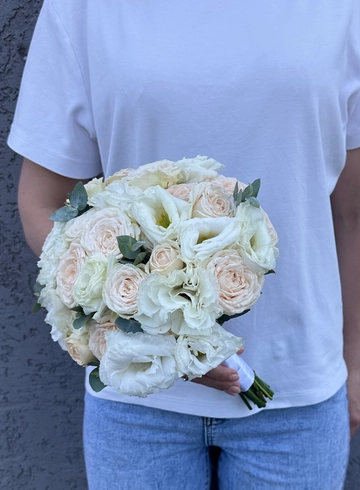 Свадебный букет из кустовых роз и эустом от интернет-магазина цветов в 