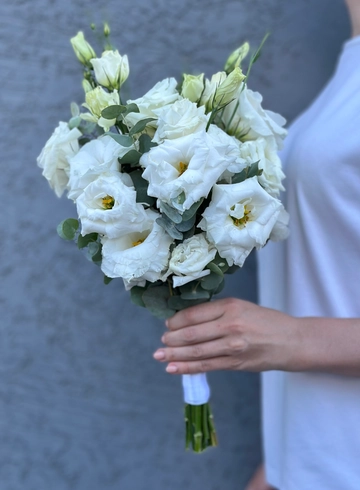 Свадебный букет из эустом с эвкалиптом  от интернет-магазина цветов в 