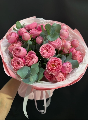 Букет из кустовых роз с эвкалиптом «Самой милой» от интернет-магазина цветов в 